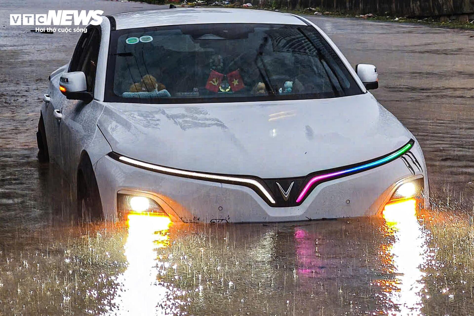 Hà Nội mưa lớn, Đại lộ Thăng Long ngập gần nửa mét, giao thông tê liệt kéo dài - Ảnh 7