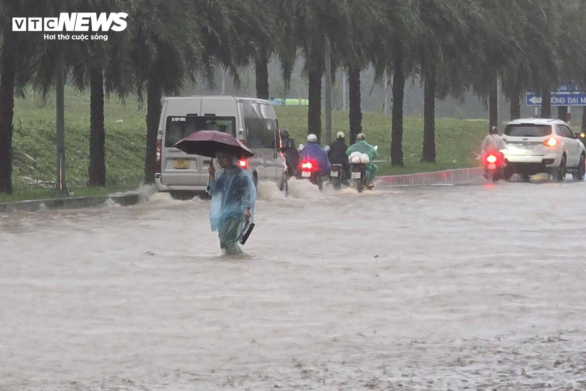 Hà Nội mưa lớn, Đại lộ Thăng Long ngập gần nửa mét, giao thông tê liệt kéo dài - Ảnh 8