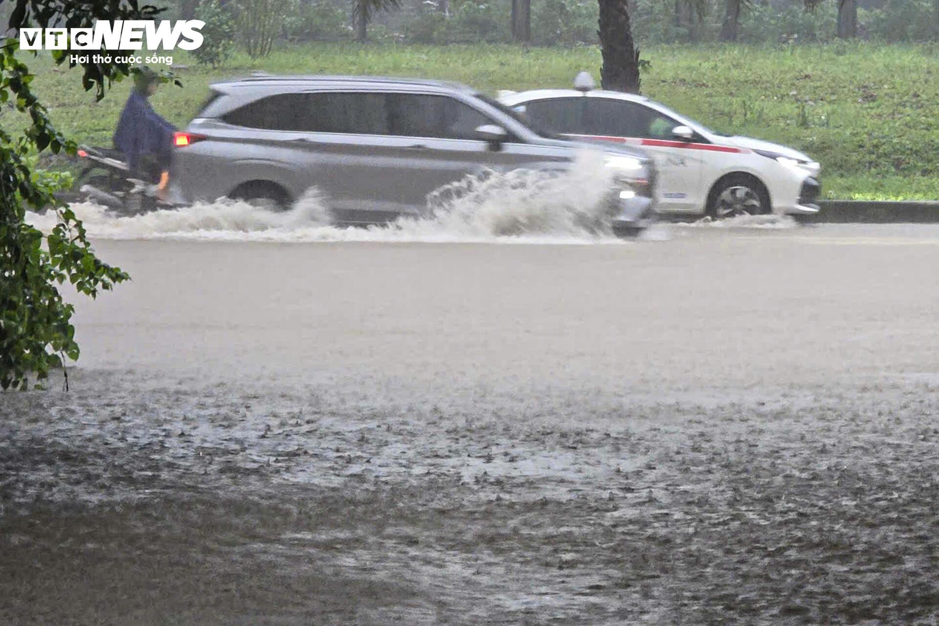Hà Nội mưa lớn, Đại lộ Thăng Long ngập gần nửa mét, giao thông tê liệt kéo dài - Ảnh 10