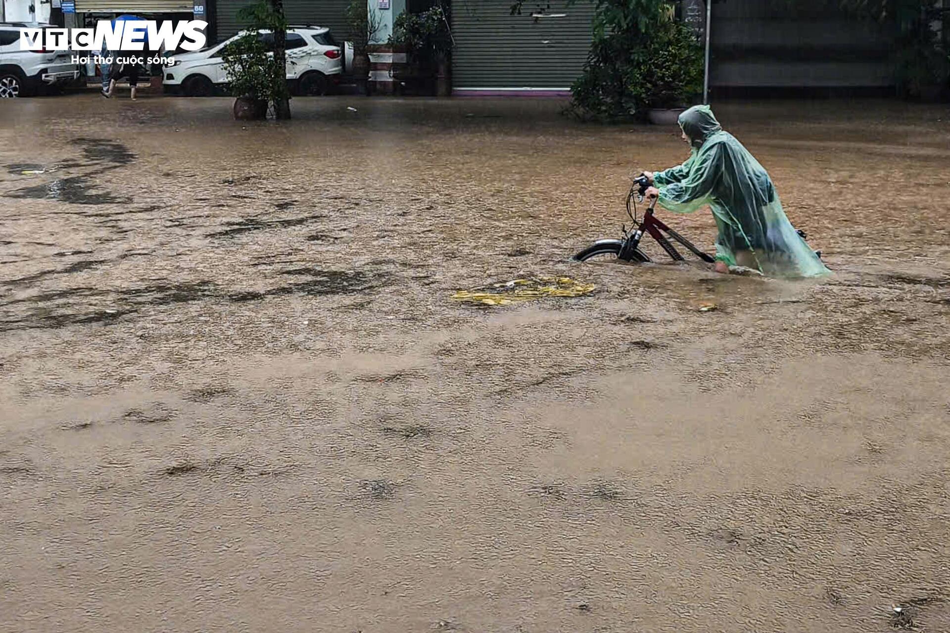 Hà Nội mưa lớn, Đại lộ Thăng Long ngập gần nửa mét, giao thông tê liệt kéo dài - Ảnh 11