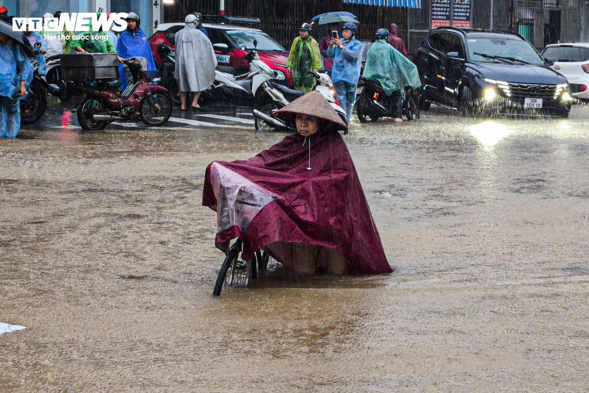 Hà Nội mưa lớn, Đại lộ Thăng Long ngập gần nửa mét, giao thông tê liệt kéo dài - Ảnh 13