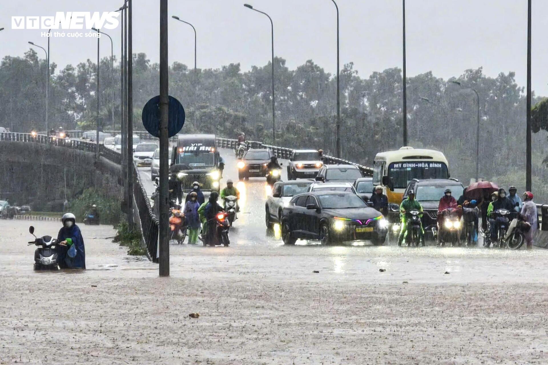 Hà Nội mưa lớn, Đại lộ Thăng Long ngập gần nửa mét, giao thông tê liệt kéo dài - Ảnh 14