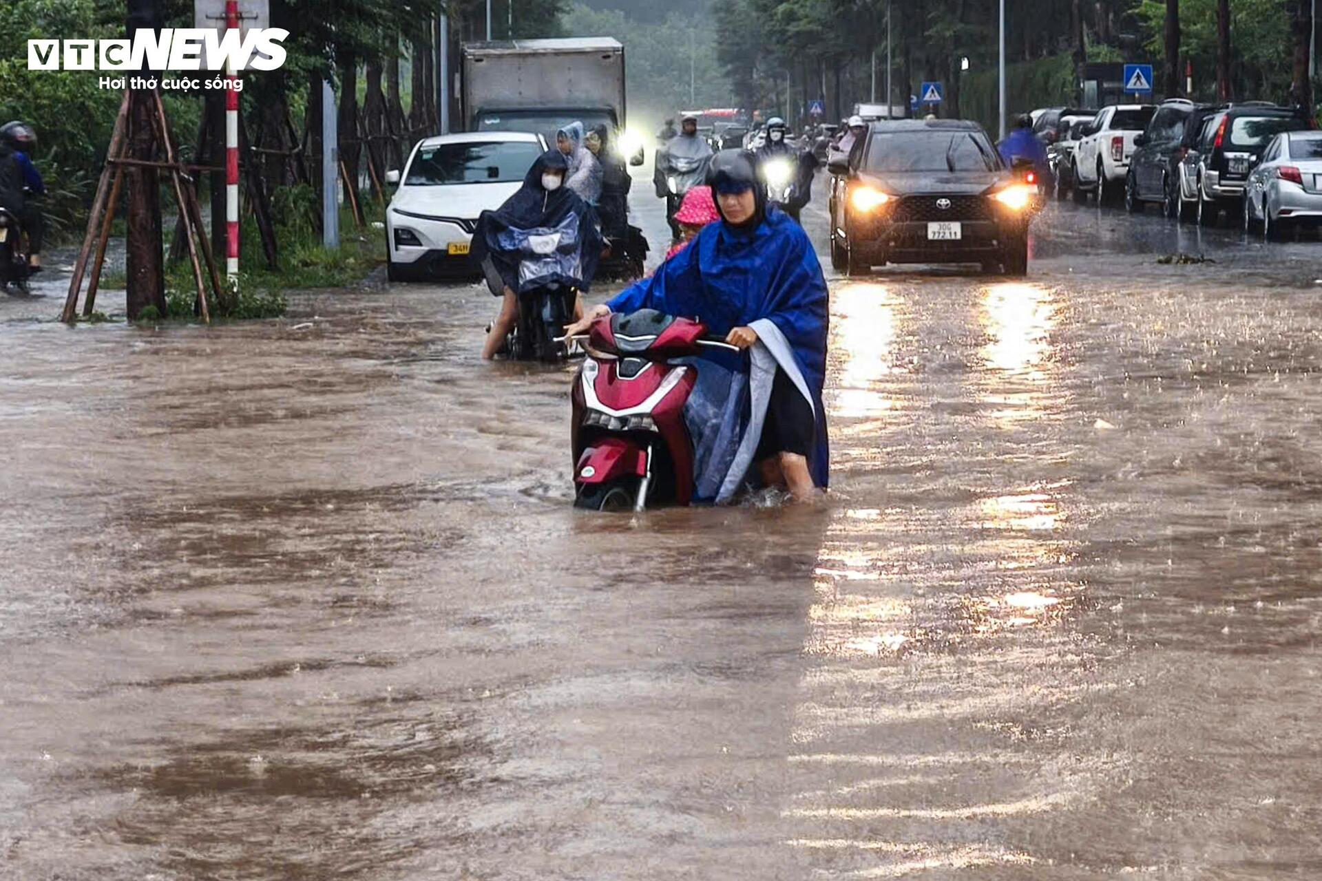 Hà Nội mưa lớn, Đại lộ Thăng Long ngập gần nửa mét, giao thông tê liệt kéo dài - Ảnh 12