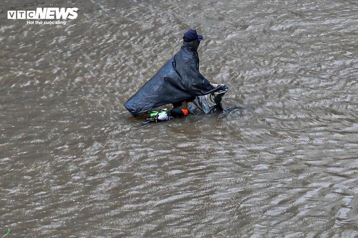 Hà Nội chấn chỉnh loạt nhà thầu chậm ứng phó bão số 11 Matmo - Ảnh 1