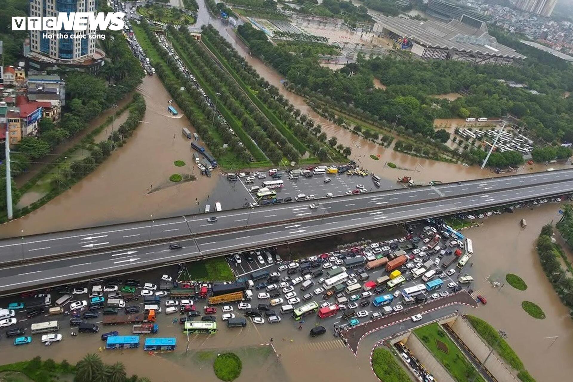 Hà Nội mưa lớn, Đại lộ Thăng Long ngập gần nửa mét, giao thông tê liệt kéo dài - Ảnh 2