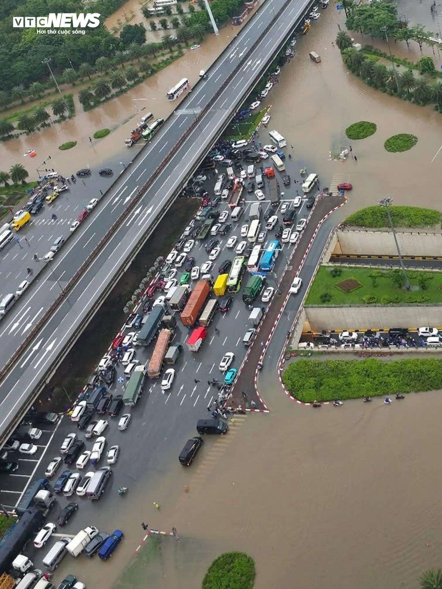 Hà Nội mưa lớn, Đại lộ Thăng Long ngập gần nửa mét, giao thông tê liệt kéo dài - Ảnh 3