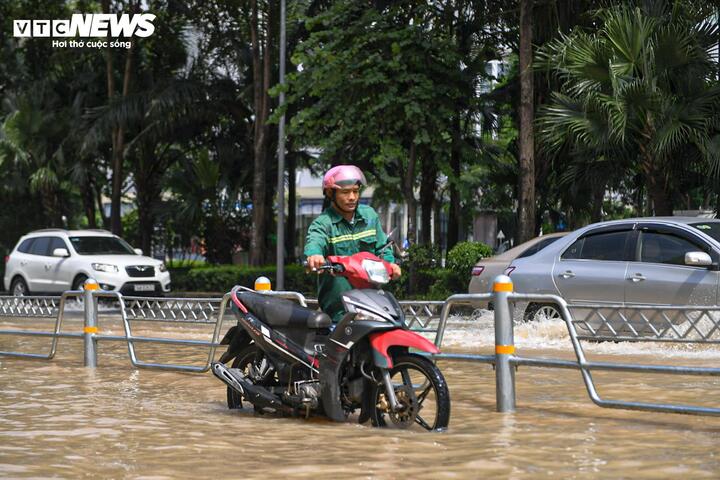 Sở Xây dựng Hà Nội 'đặc biệt rút kinh nghiệm' sau bão Bualoi, chuẩn bị ứng phó bão số 11 - Ảnh 1