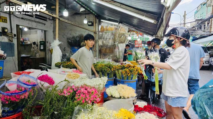Chợ hoa lớn nhất TP.HCM vắng vẻ trước dịp lễ 20/10 - Ảnh 2