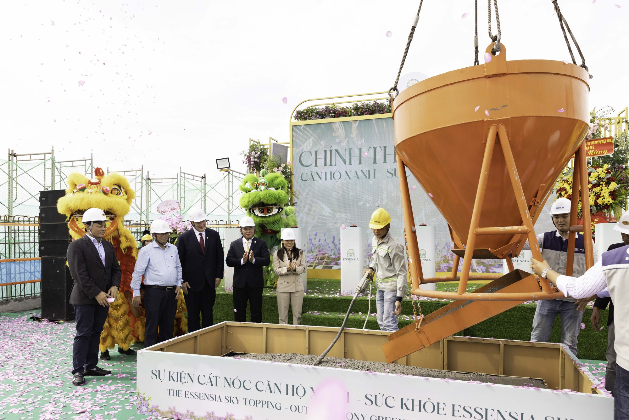 Phú Long cất nóc tháp đôi căn hộ Essensia Sky - Ảnh 2