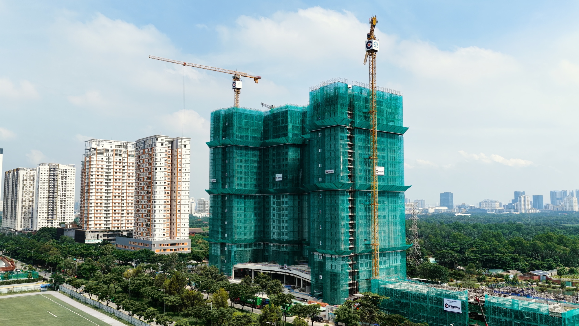 Phú Long cất nóc tháp đôi căn hộ Essensia Sky - Ảnh 5