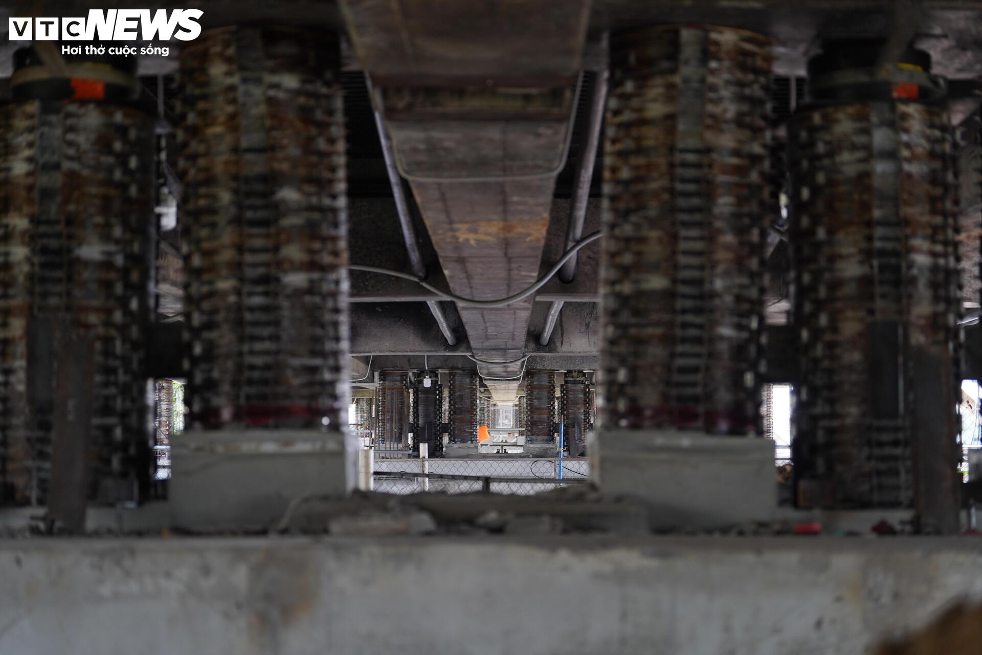 Cận cảnh cầu Bình Triệu 1 nặng 11.000 tấn sau khi được nâng thêm 1,08 m - Ảnh 9