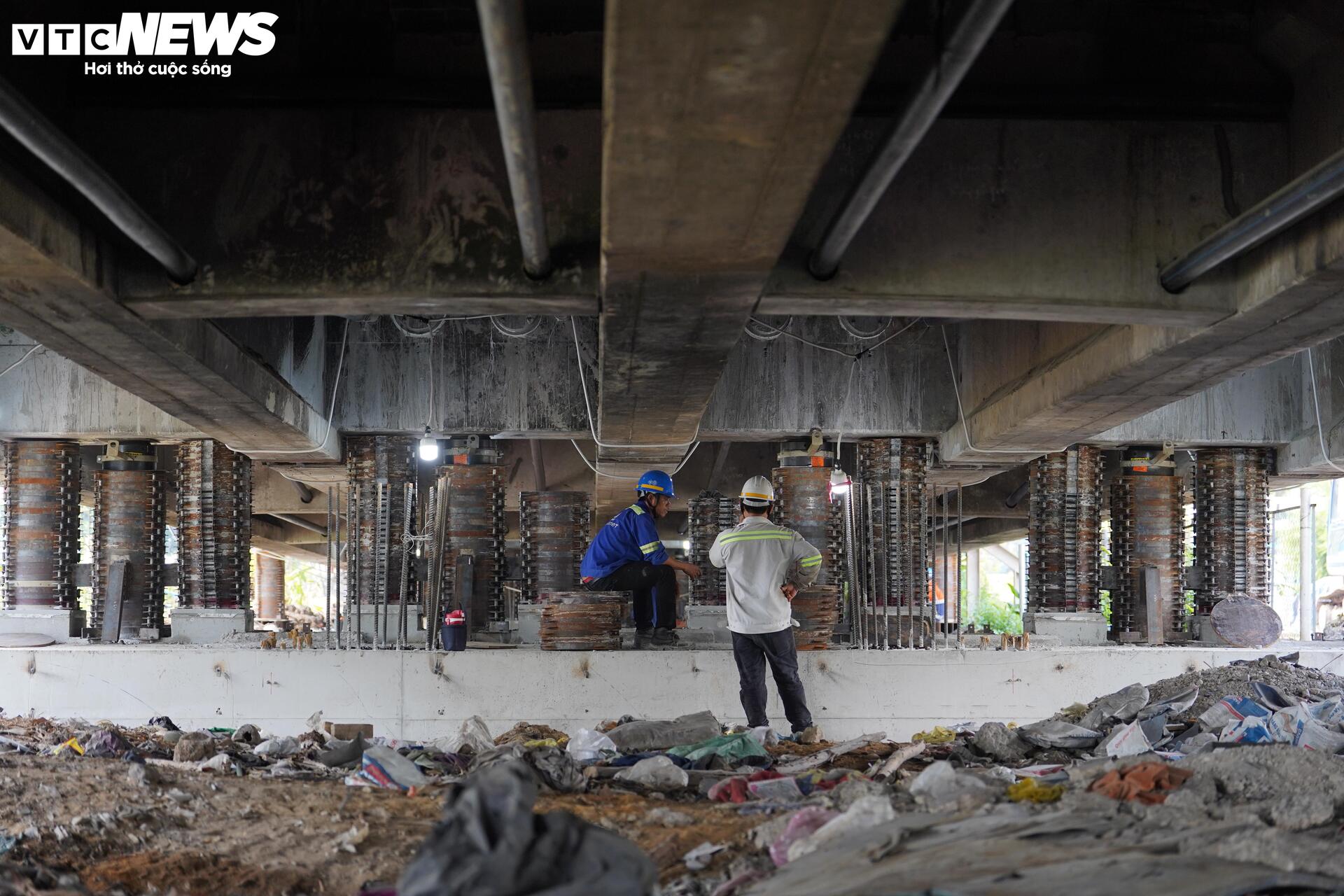 Cận cảnh cầu Bình Triệu 1 nặng 11.000 tấn sau khi được nâng thêm 1,08 m - Ảnh 8