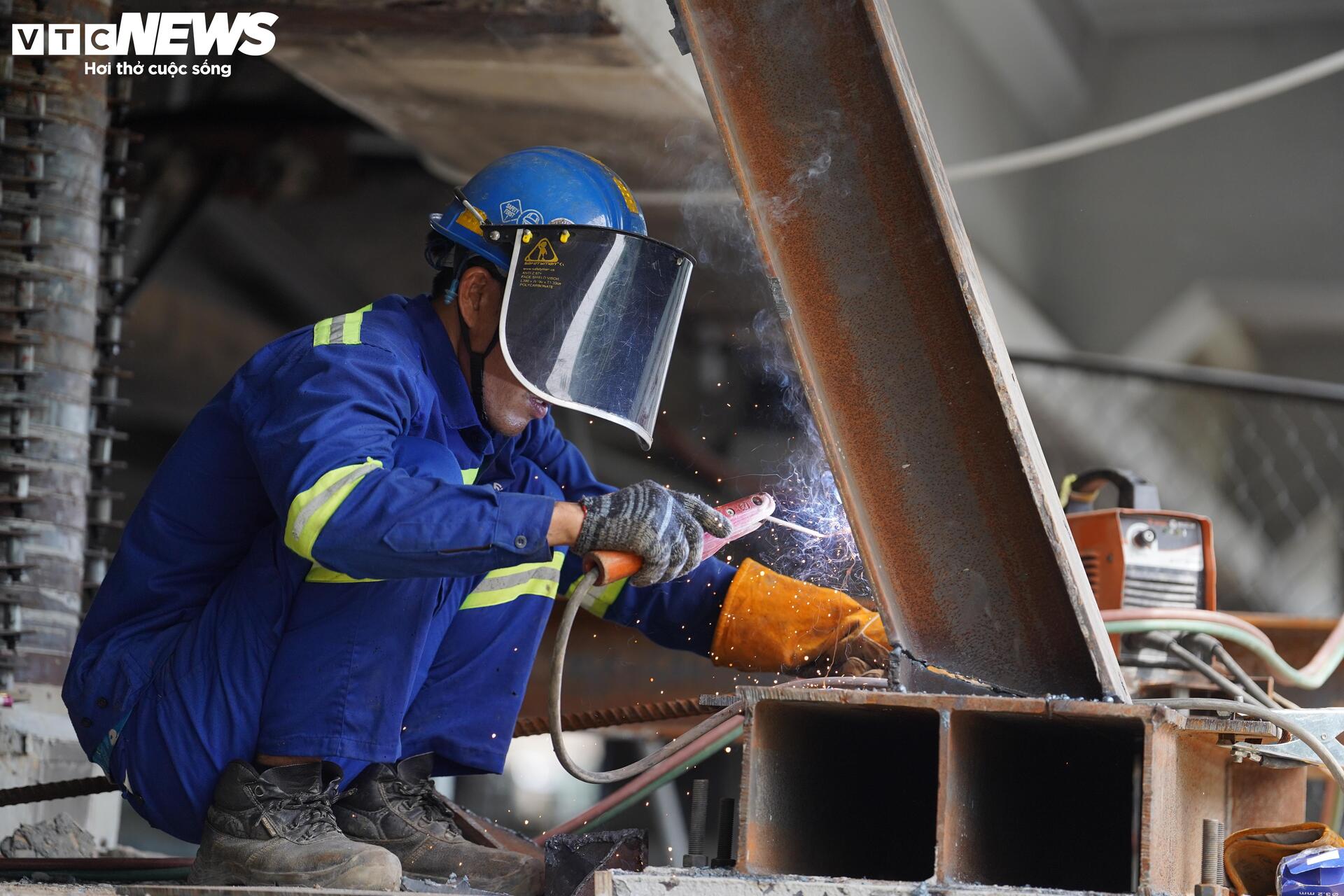 Cận cảnh cầu Bình Triệu 1 nặng 11.000 tấn sau khi được nâng thêm 1,08 m - Ảnh 10