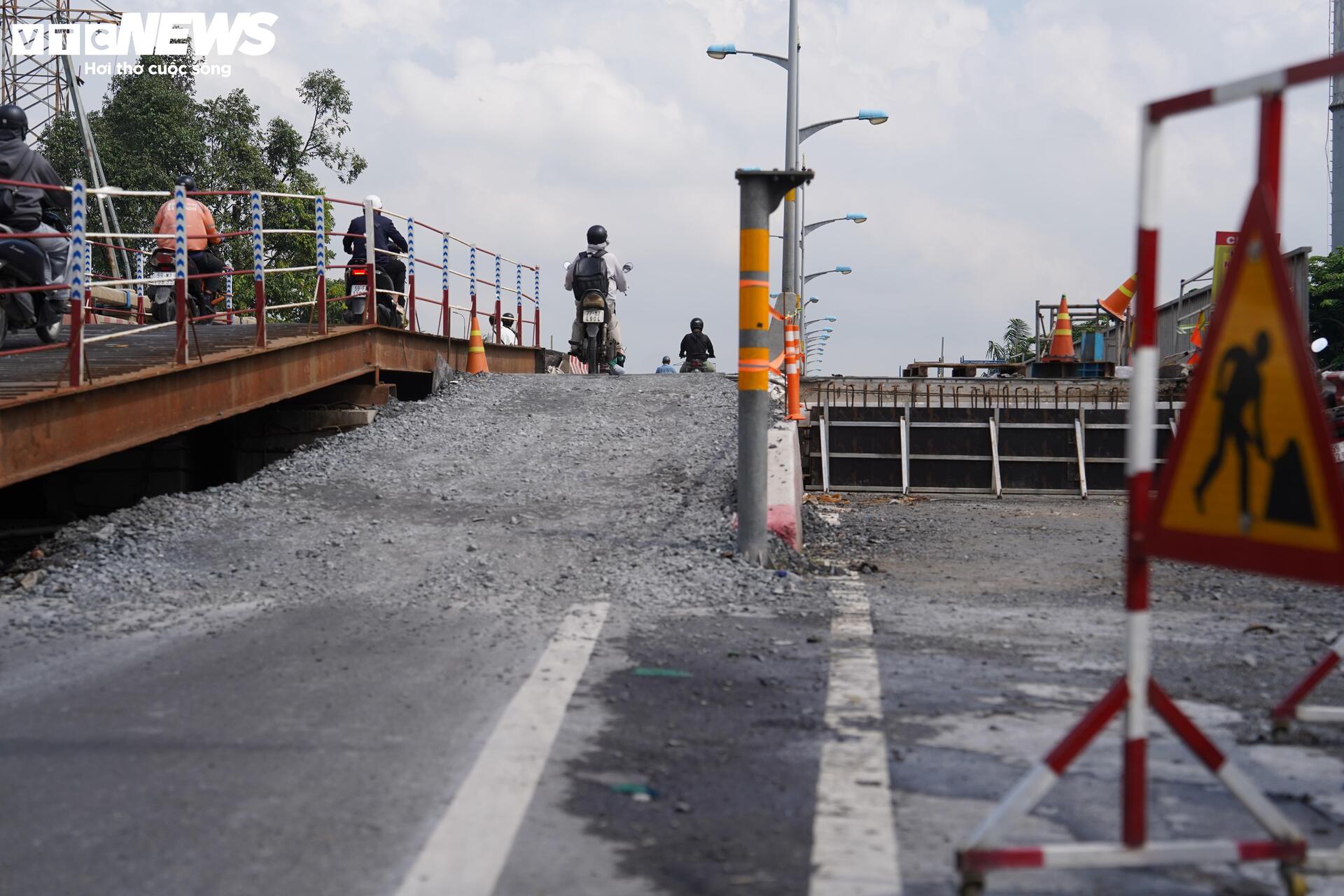 Cận cảnh cầu Bình Triệu 1 nặng 11.000 tấn sau khi được nâng thêm 1,08 m - Ảnh 5