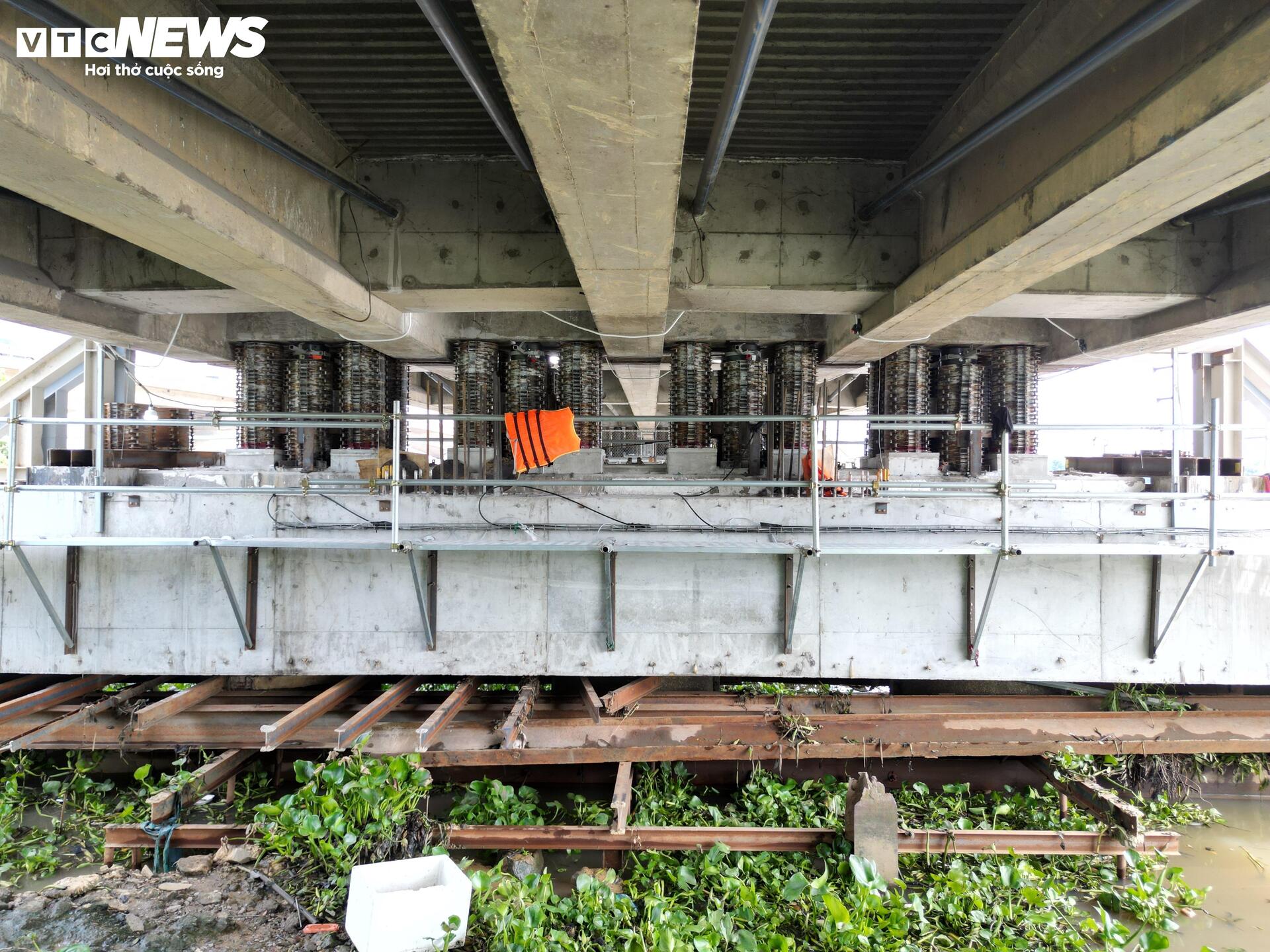 Cận cảnh cầu Bình Triệu 1 nặng 11.000 tấn sau khi được nâng thêm 1,08 m - Ảnh 7