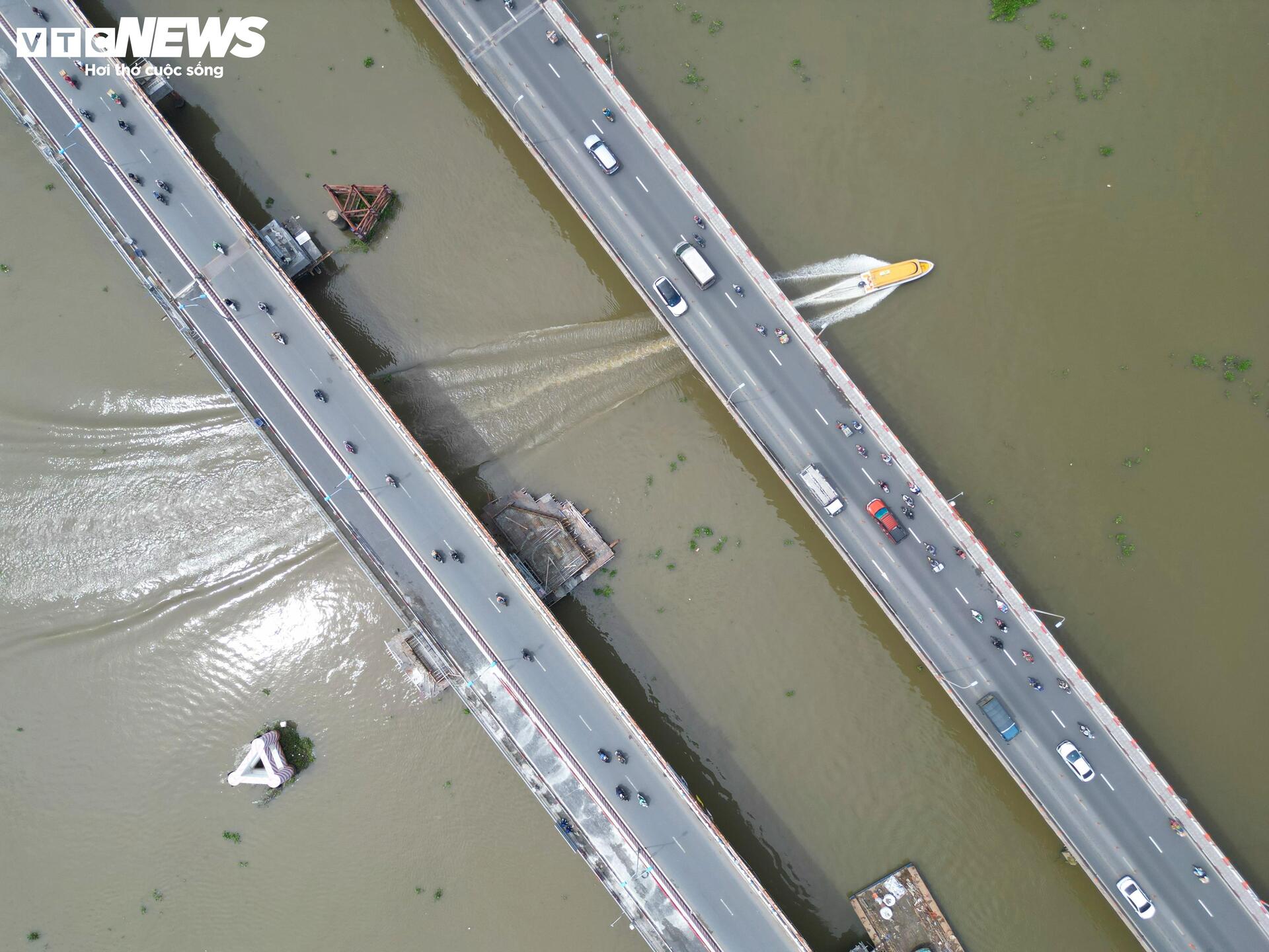 Cận cảnh cầu Bình Triệu 1 nặng 11.000 tấn sau khi được nâng thêm 1,08 m - Ảnh 2