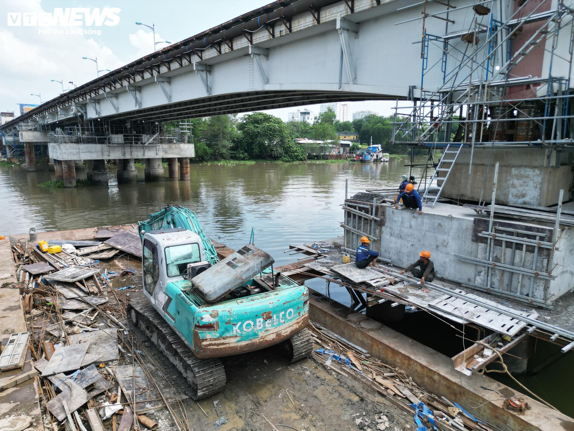 Cận cảnh cầu Bình Triệu 1 nặng 11.000 tấn sau khi được nâng thêm 1,08 m - Ảnh 14