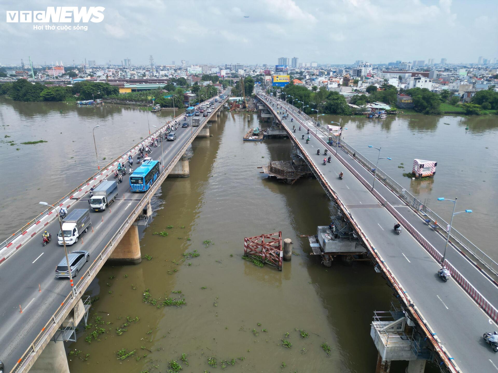 Cận cảnh cầu Bình Triệu 1 nặng 11.000 tấn sau khi được nâng thêm 1,08 m - Ảnh 1