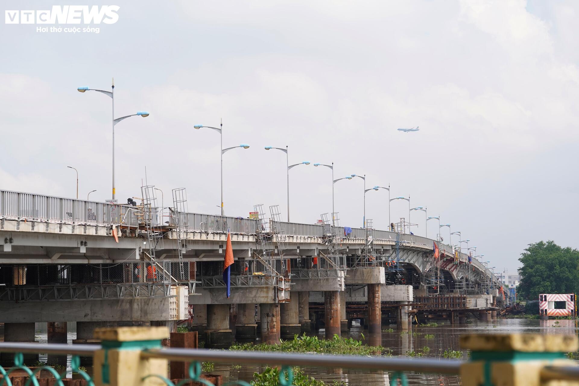 Cận cảnh cầu Bình Triệu 1 nặng 11.000 tấn sau khi được nâng thêm 1,08 m - Ảnh 3