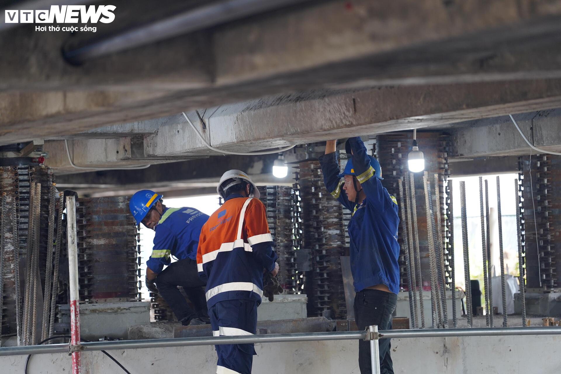 Cận cảnh cầu Bình Triệu 1 nặng 11.000 tấn sau khi được nâng thêm 1,08 m - Ảnh 11