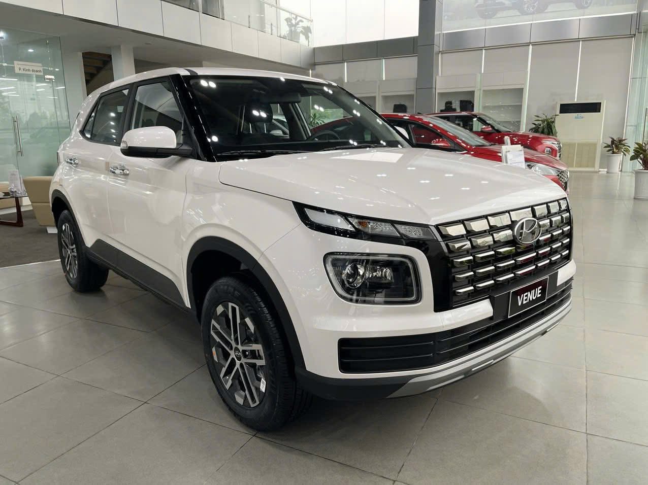 Không chỉ chính hãng, hàng loạt đại lý Hyundai giảm giá hàng chục triệu đồng cho cả i10, Venue… - Ảnh 2