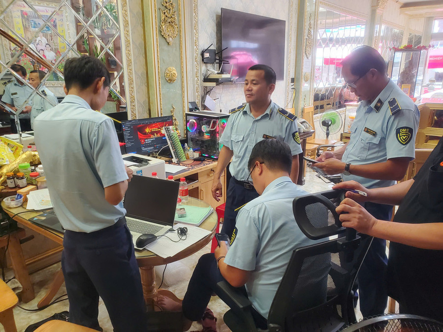 Bán trang sức giả hiệu Chanel, một tiệm vàng ở Gia Lai bị phạt nặng - Ảnh 1