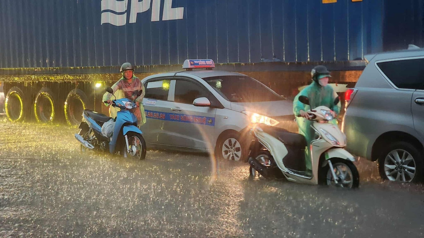 Chủ tịch Hà Nội yêu cầu thông tin liên tục các 'điểm nóng' ngập úng - Ảnh 1