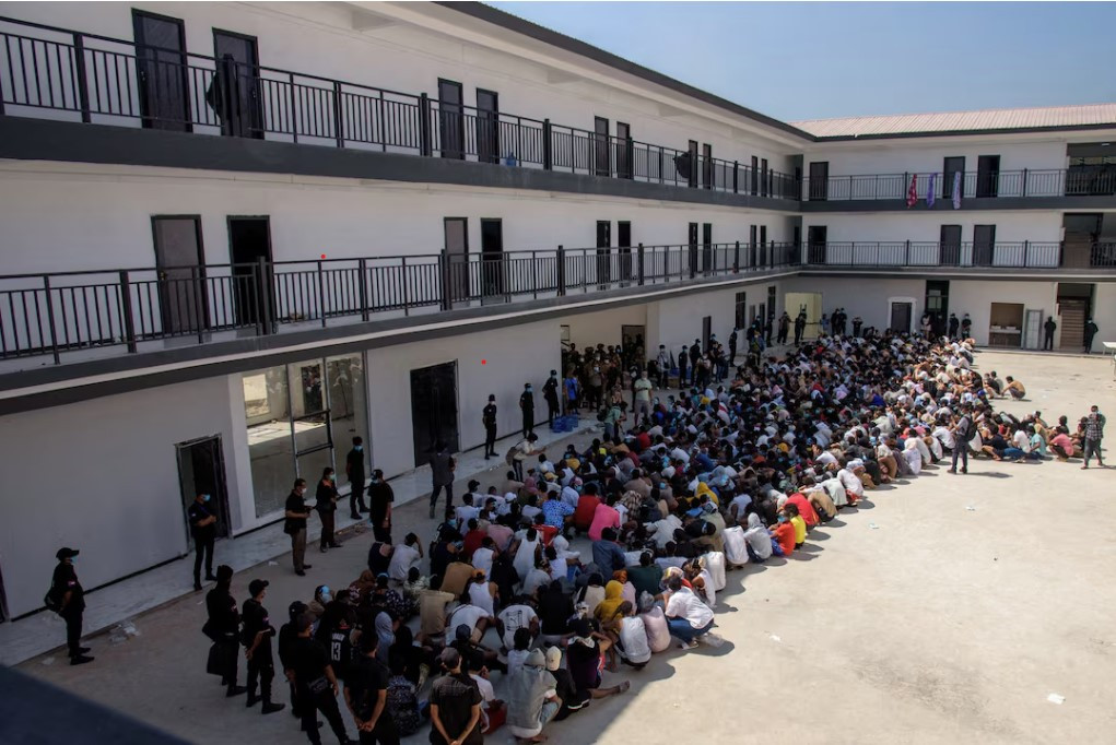 Đêm hỗn loạn ở biên giới Myanmar - Thái Lan: 700 người vượt sông tháo chạy khỏi 'đế chế lừa đảo' KK Park - Ảnh 2