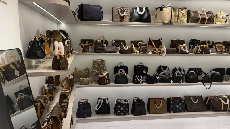 Đột kích loạt cửa hàng quanh chợ Hàn - Đà Nẵng: Công an phanh phui chiêu trò "treo đầu dê, bán thịt chó", thu giữ hơn 1.000 sản phẩm hàng hiệu giả - Ảnh 2