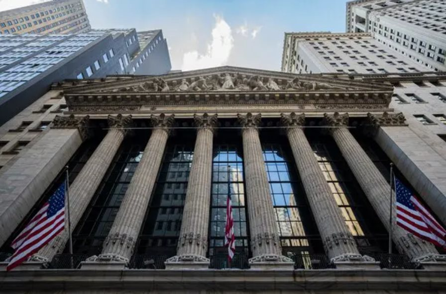 Cổ phiếu ngân hàng Mỹ chao đảo, giới đầu tư ám ảnh nhớ lại sự kiện 2 năm trước: Chuyện gì đang xảy ra? - Ảnh 1