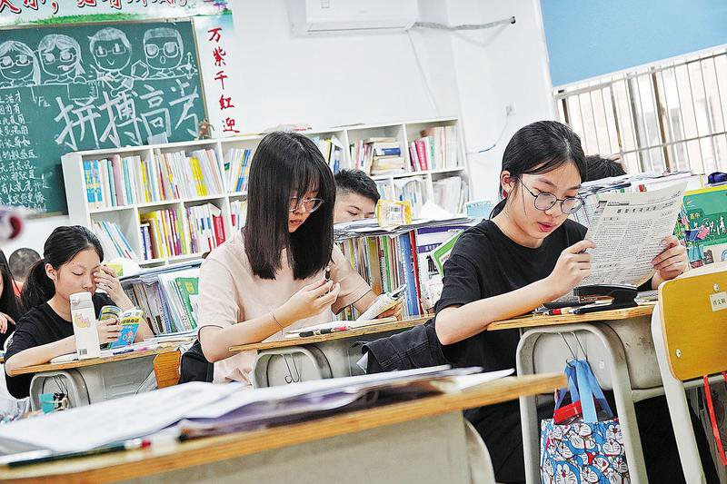 Học từ 6h sáng tới 11h đêm, tốt nghiệp rồi vẫn ám ảnh cảnh học tới vẹo cột sống, phụ huynh lẫn nhà trường làm đủ cách để dạy thêm: Cuộc đua thi cử căng như dây đàn tại siêu cường châu Á - Ảnh 2