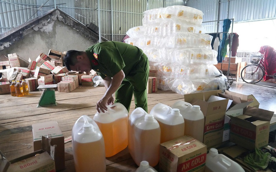 Cận cảnh xưởng sản xuất dầu ăn giả ở Nghệ An: Đã bán 2,7 triệu lít khắp các tỉnh, thu lợi 75 tỷ đồng - Ảnh 1
