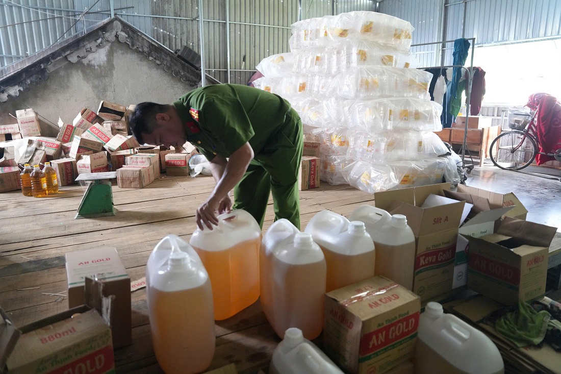 Cận cảnh xưởng sản xuất dầu ăn giả ở Nghệ An: Đã bán 2,7 triệu lít khắp các tỉnh, thu lợi 75 tỷ đồng - Ảnh 6