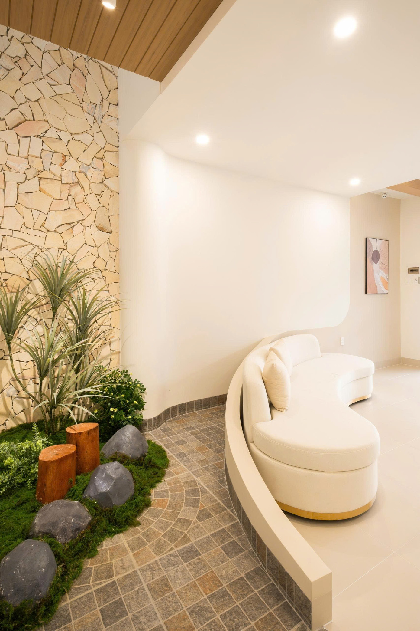 Nhà phố 2 tầng chuyển đổi chức năng với tông màu thanh lịch dễ chịu - Ảnh 6