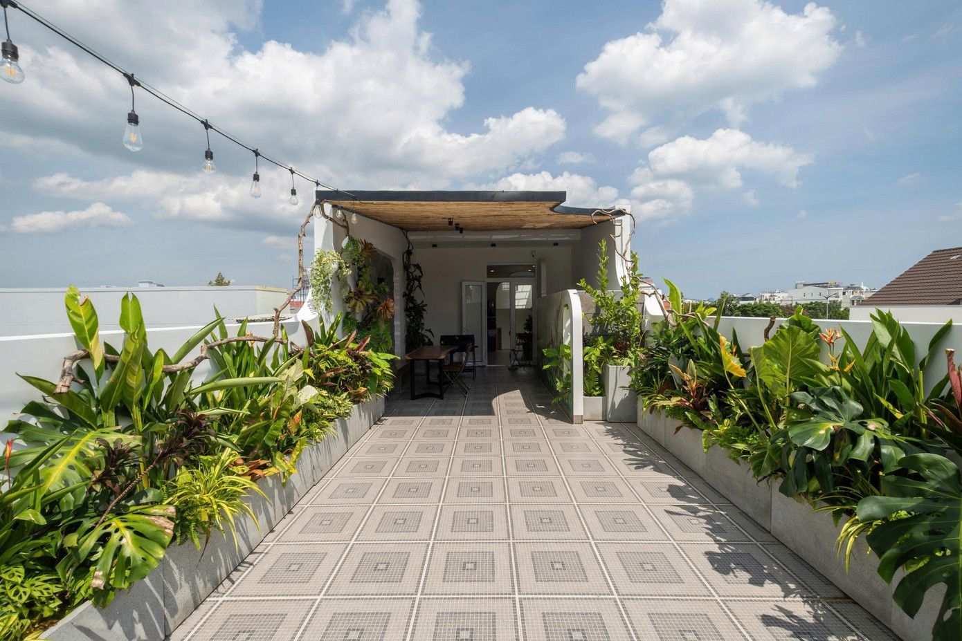 Nhà phố 2 tầng chuyển đổi chức năng với tông màu thanh lịch dễ chịu - Ảnh 21