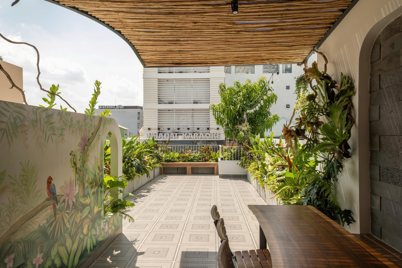 Nhà phố 2 tầng chuyển đổi chức năng với tông màu thanh lịch dễ chịu - Ảnh 25