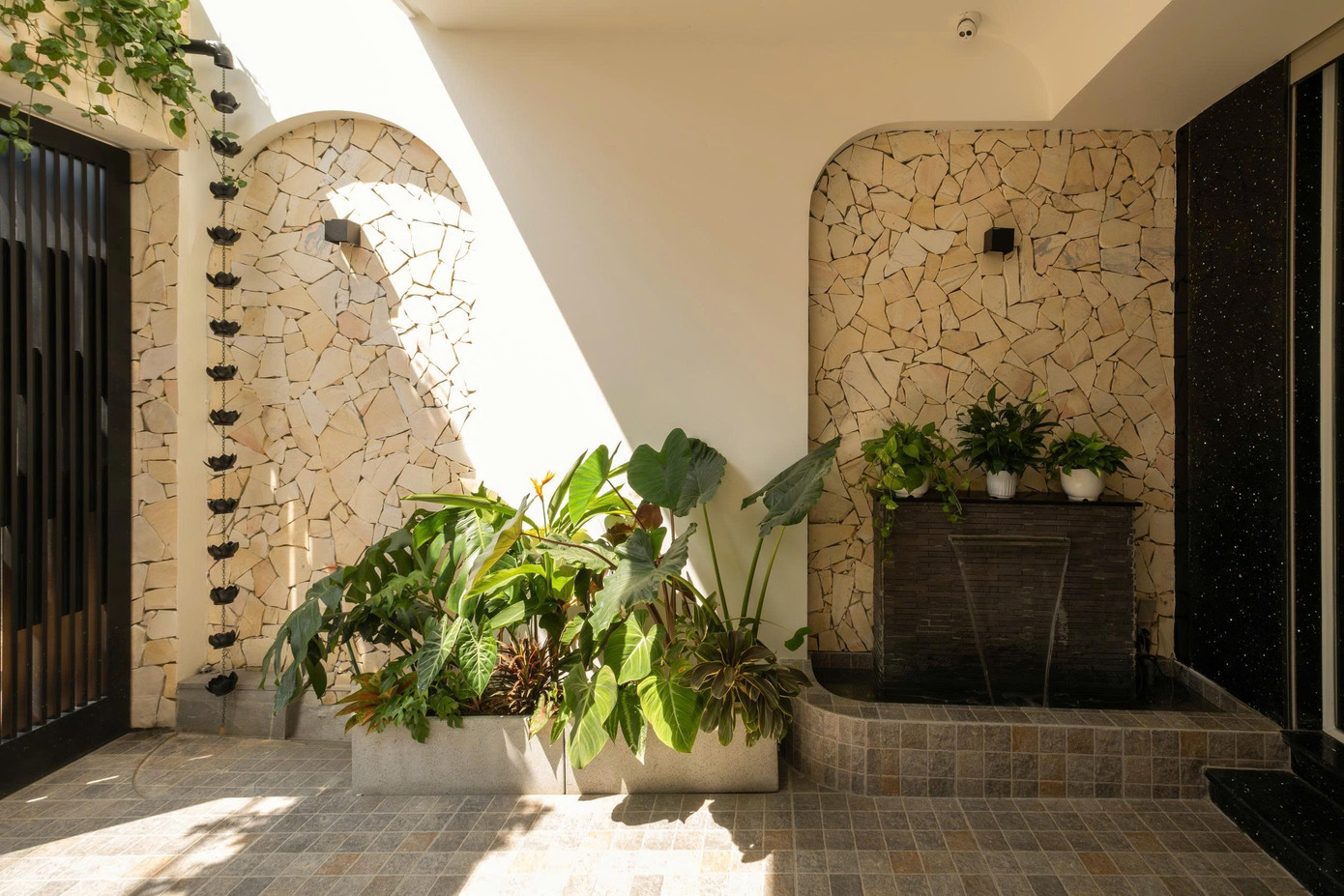 Nhà phố 2 tầng chuyển đổi chức năng với tông màu thanh lịch dễ chịu - Ảnh 4