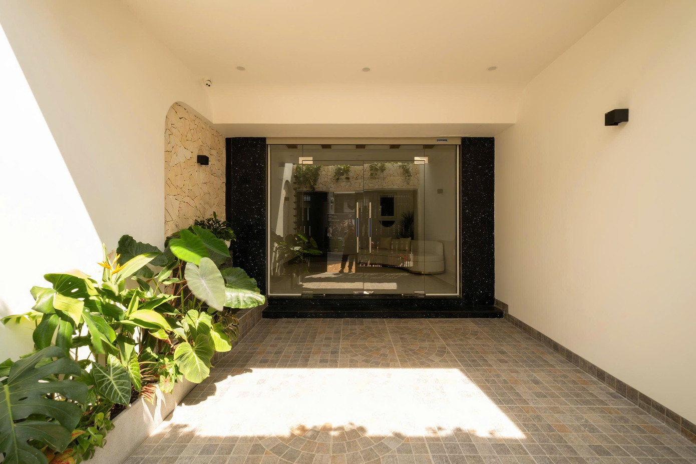 Nhà phố 2 tầng chuyển đổi chức năng với tông màu thanh lịch dễ chịu - Ảnh 26