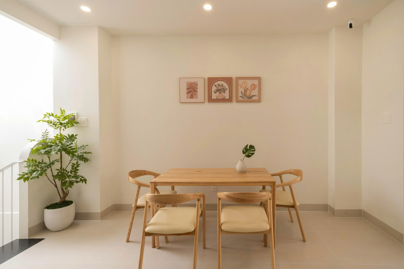 Nhà phố 2 tầng chuyển đổi chức năng với tông màu thanh lịch dễ chịu - Ảnh 7