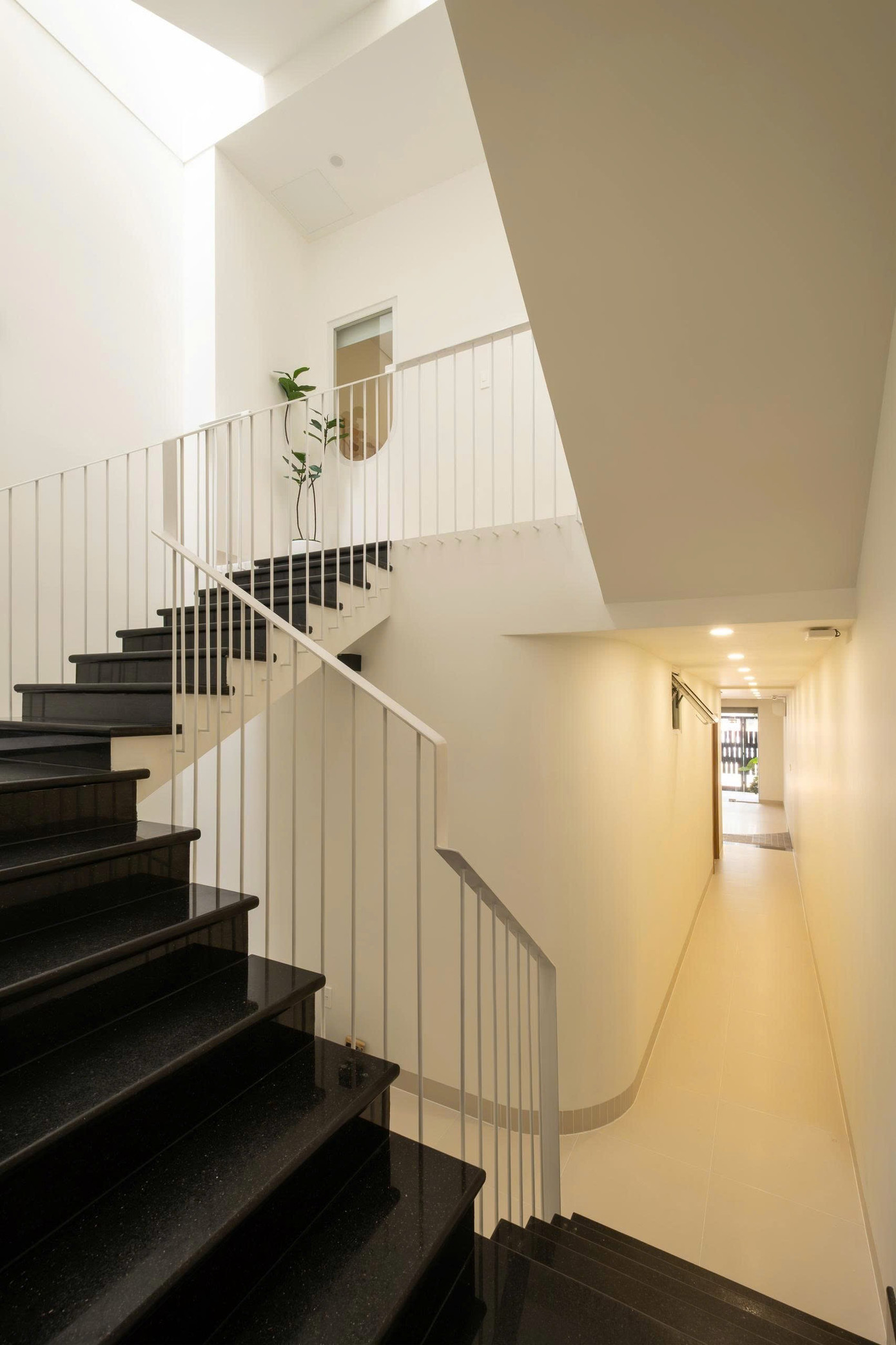 Nhà phố 2 tầng chuyển đổi chức năng với tông màu thanh lịch dễ chịu - Ảnh 11