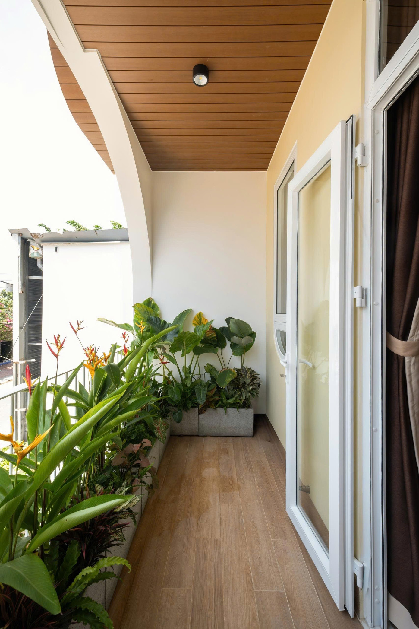 Nhà phố 2 tầng chuyển đổi chức năng với tông màu thanh lịch dễ chịu - Ảnh 19