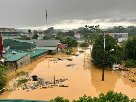 Khẩn trương báo cáo, bồi thường bảo hiểm thiệt hại bão số 10 - Ảnh 1
