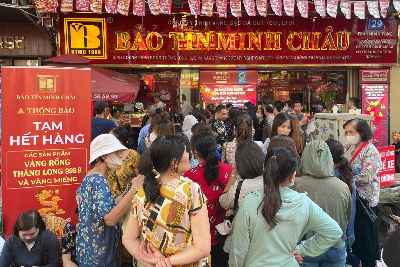 Giá vàng vượt mọi dự báo, khuyến nghị người dân thận trọng - Ảnh 1