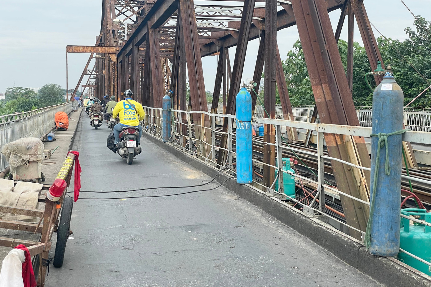 Cầu Long Biên được quây tôn, hạn chế lưu thông để trùng tu - Ảnh 3