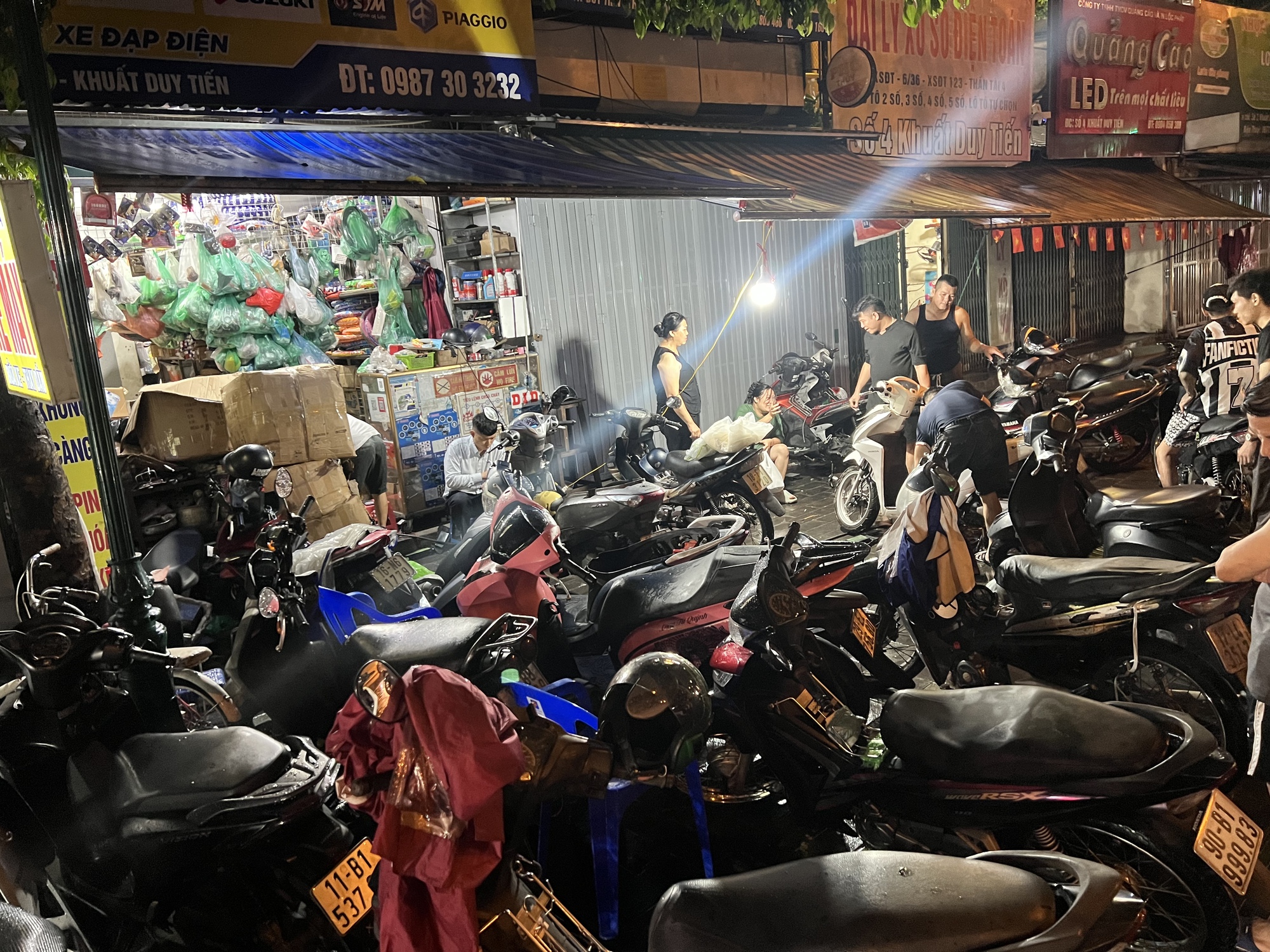 Nơi đông nhất Hà Nội lúc này - Ảnh 3