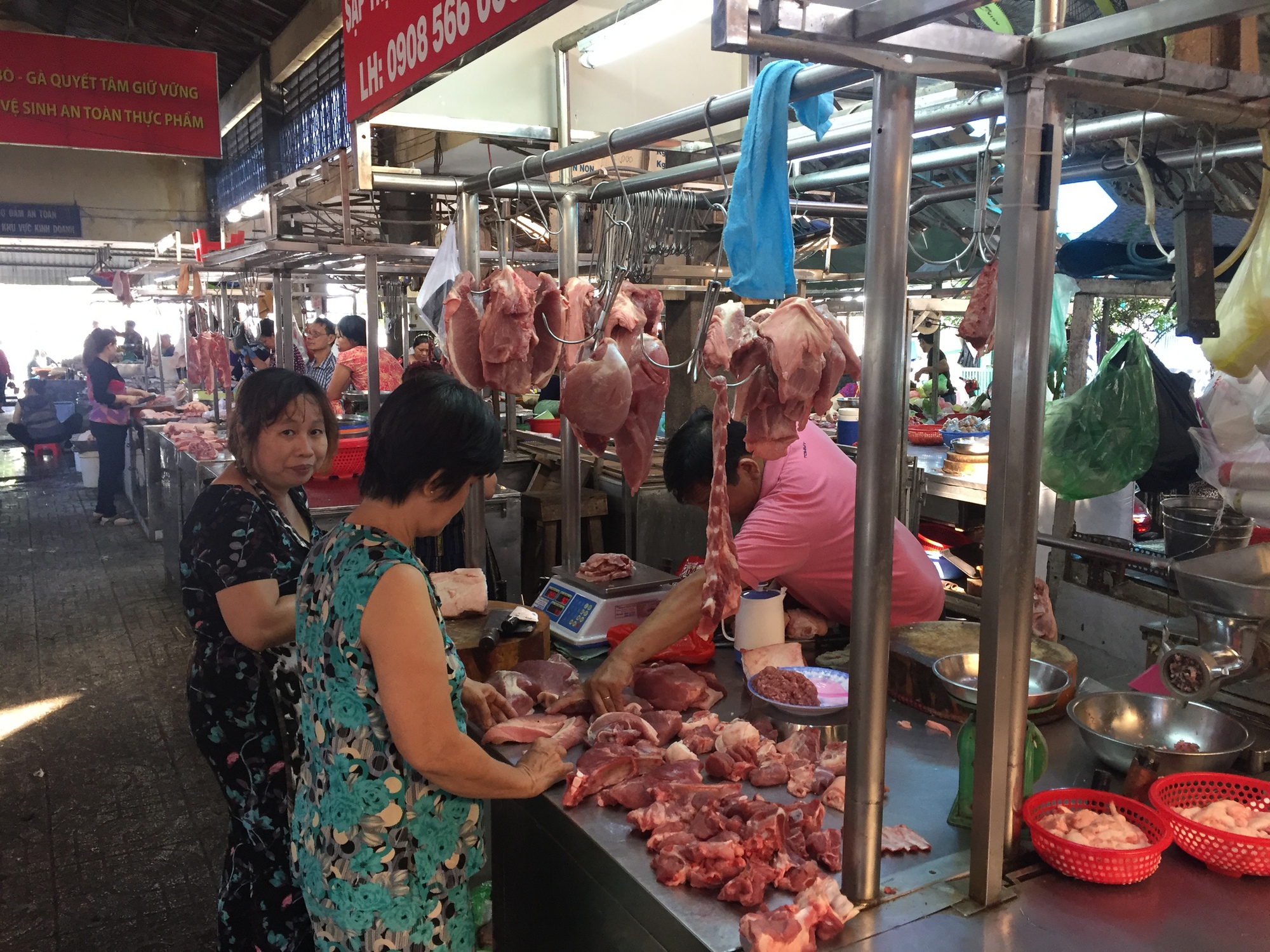 Giá heo hơi hôm nay, 17-10: Lý do khiến giá liên tục lao dốc - Ảnh 1