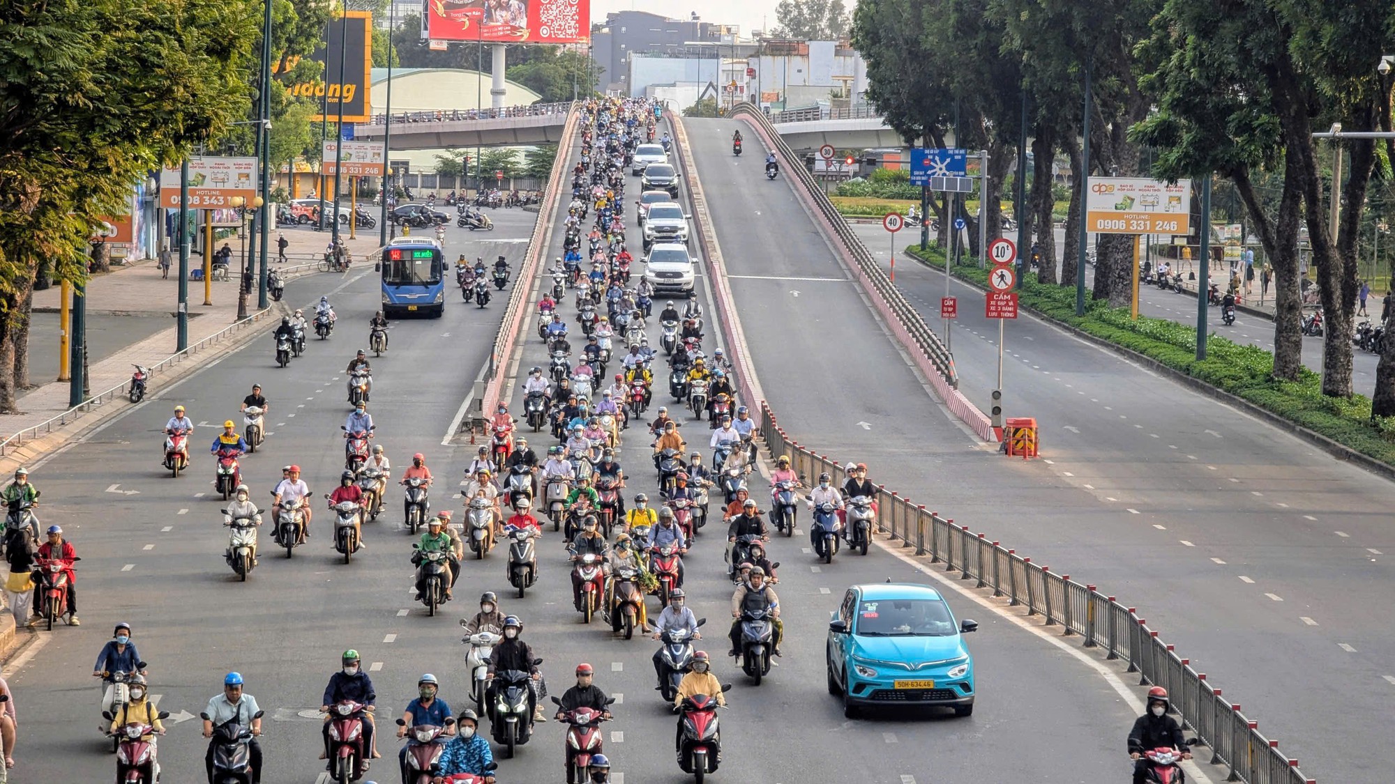 Đề xuất cấm đăng ký mới xe máy xăng: TP.HCM có phương án khác - Ảnh 1