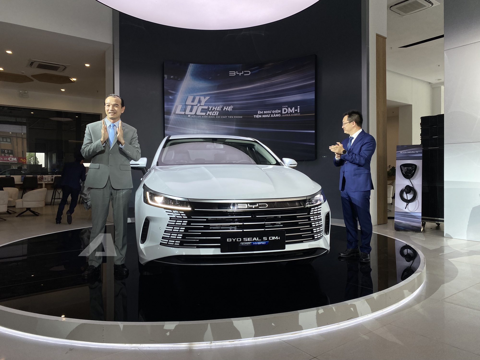 BYD Seal 5 ra mắt Việt Nam: Giá 696 triệu đồng, cùng cỡ Civic, máy hybrid cắm sạc tiêu thụ 3,8 lít/100km - Ảnh 1