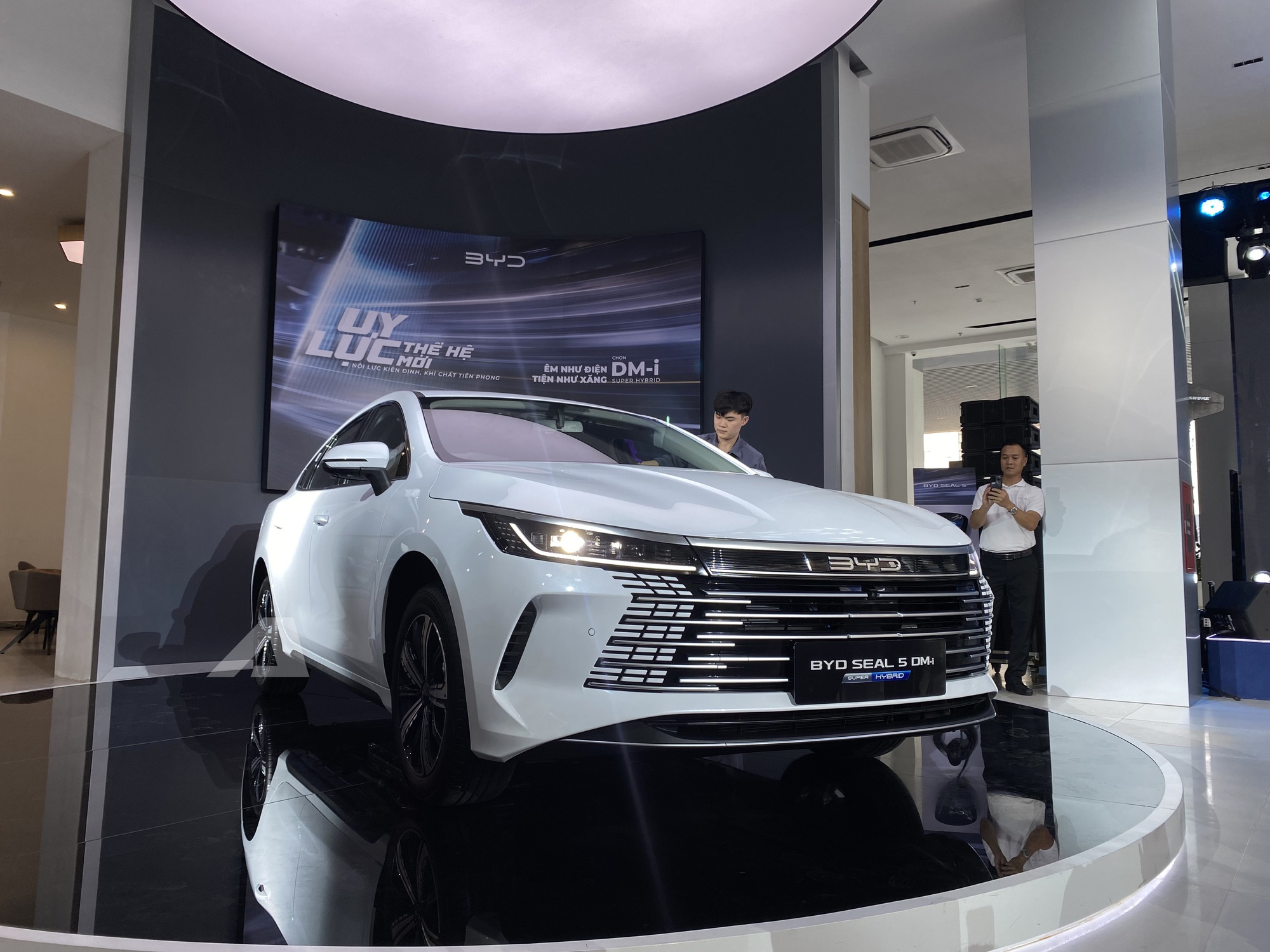 BYD Seal 5 ra mắt Việt Nam: Giá 696 triệu đồng, cùng cỡ Civic, máy hybrid cắm sạc tiêu thụ 3,8 lít/100km - Ảnh 2