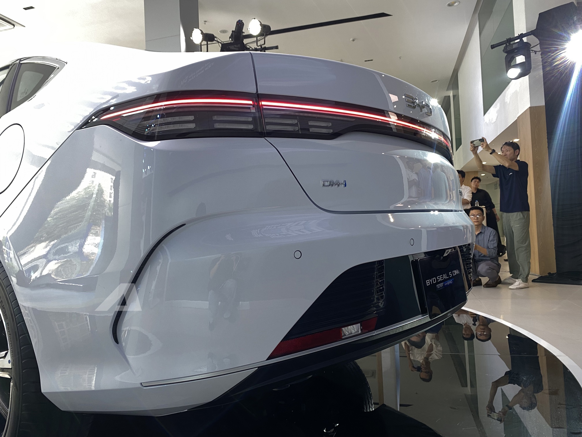 BYD Seal 5 ra mắt Việt Nam: Giá 696 triệu đồng, cùng cỡ Civic, máy hybrid cắm sạc tiêu thụ 3,8 lít/100km - Ảnh 5